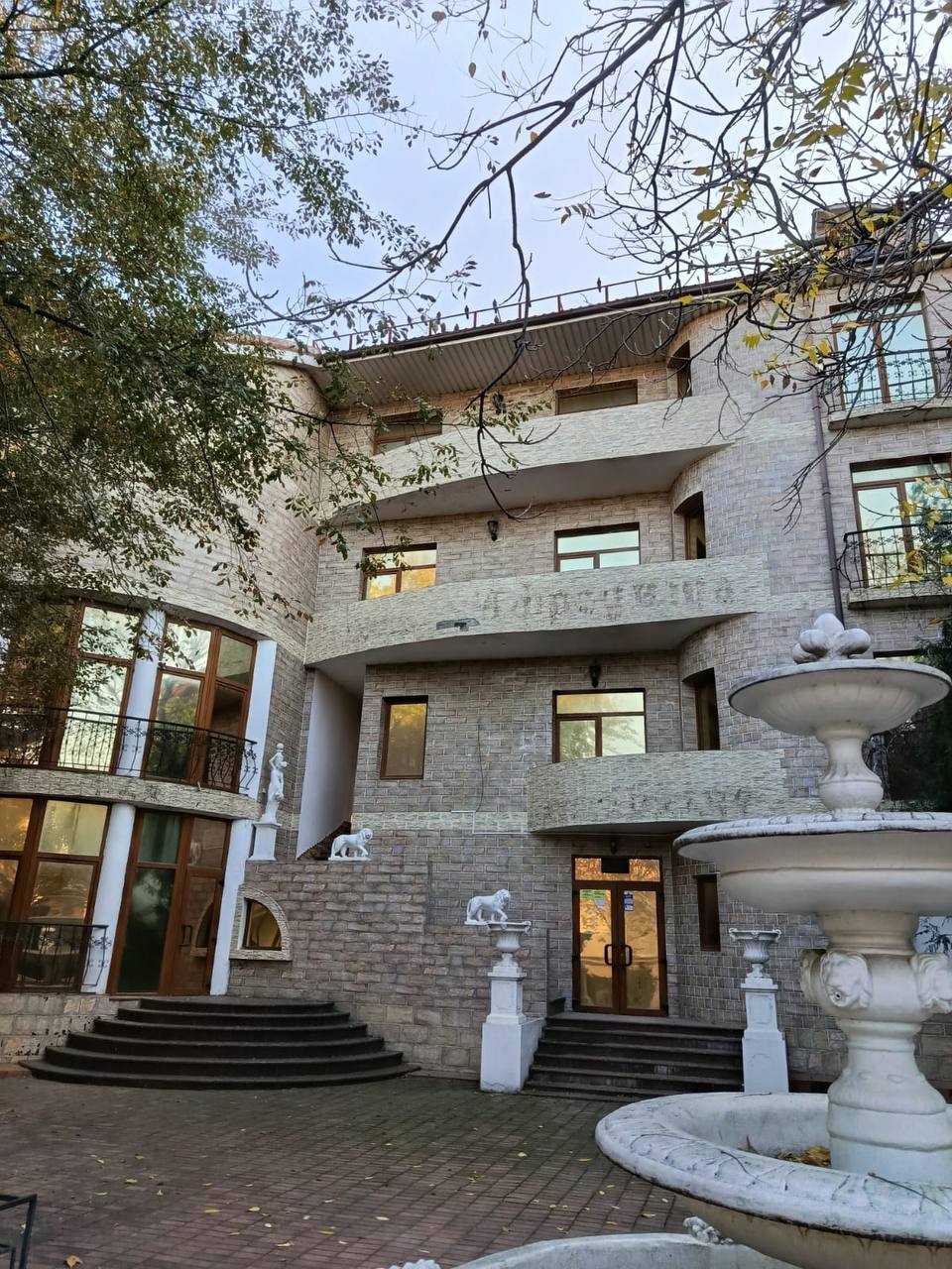 Снять  помещение свободного назначения